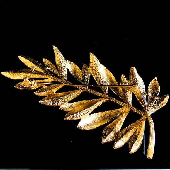 Vintage Large Crown Trifari Gold Tone Leaf Brooch - Picture 3 of 4